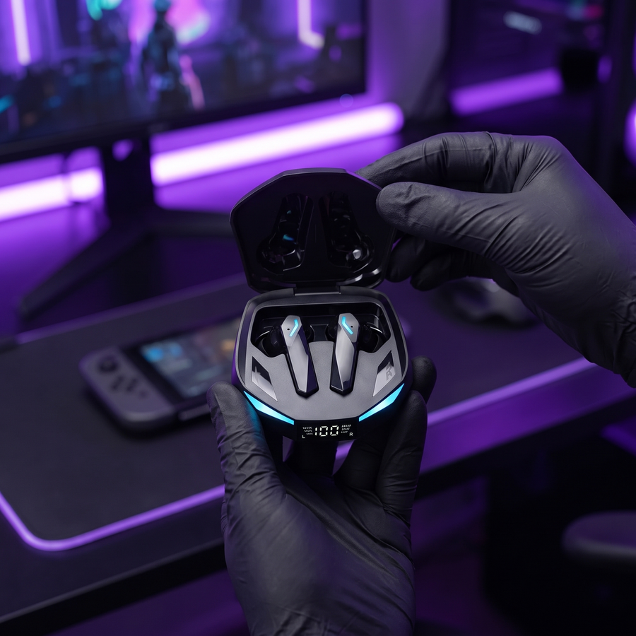 Pocket Era Clutch Buds lifestyle - black gloves